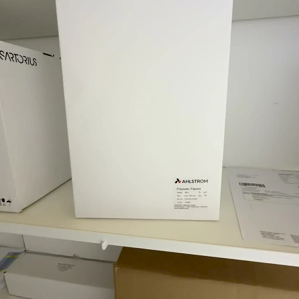 Absorbent paper sheet pack on shelf
