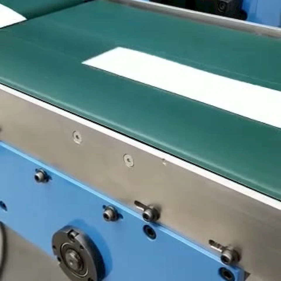 Backing card cutting conveyor