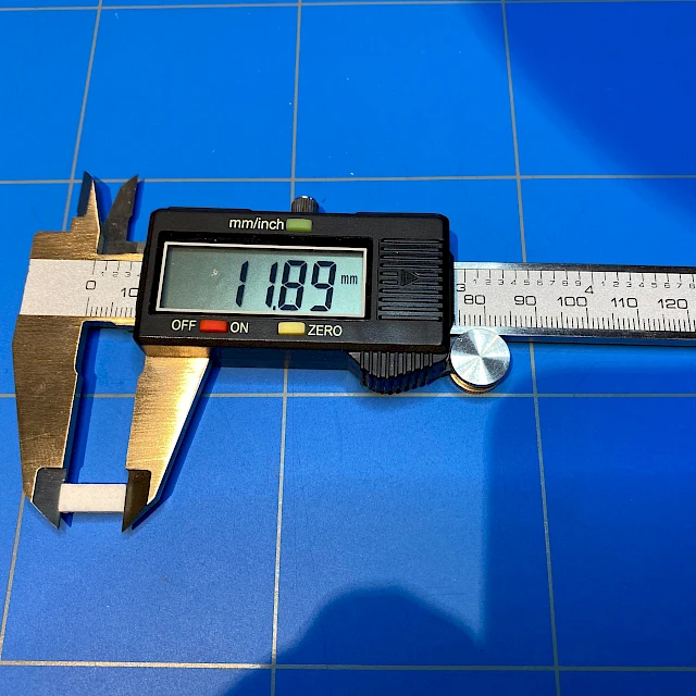 Digital caliper measuring filter pad 11 89mm