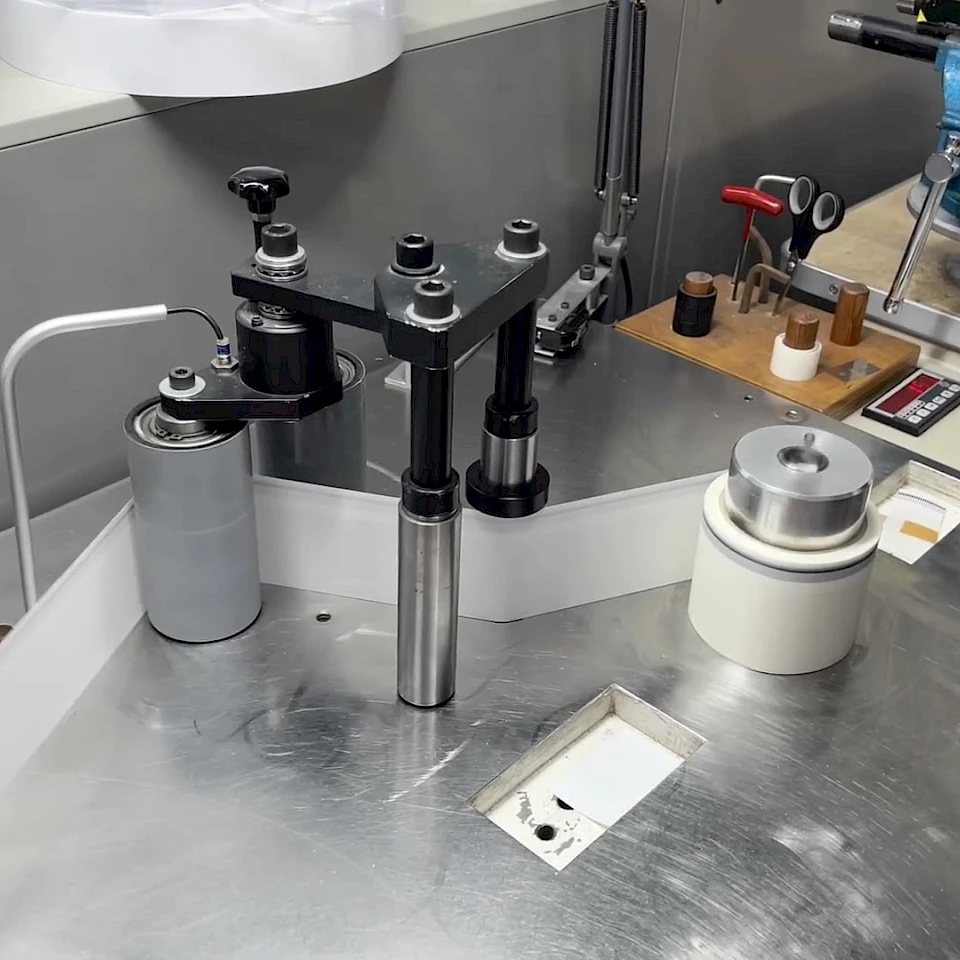 Roll winding bench with cores and controls