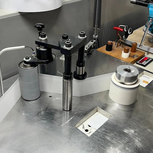 Roll winding bench with cores and controls