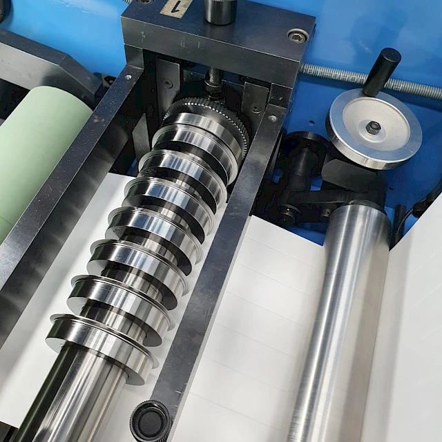 Rotary slitting knives on machine