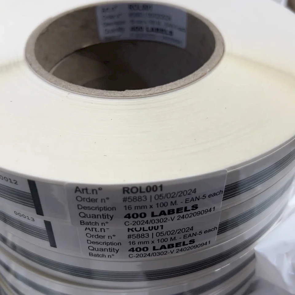 Stacked white label rolls rol001