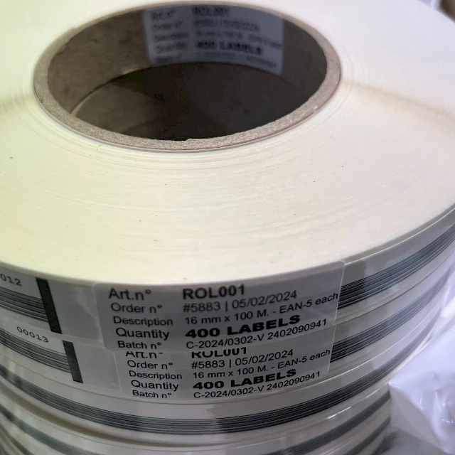 Stacked white label rolls rol001