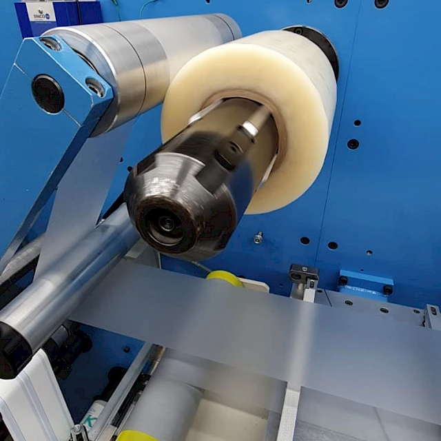 Unwind shaft with clear roll on machine