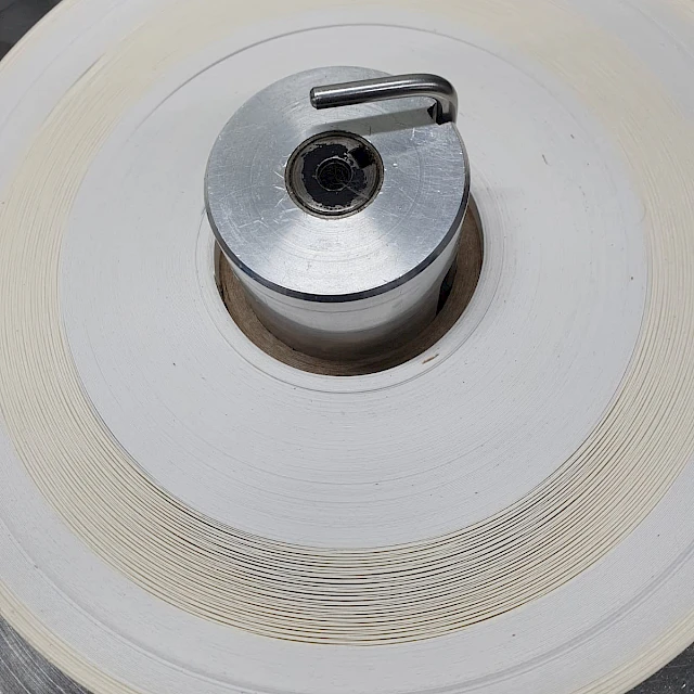 White roll on rewind chuck